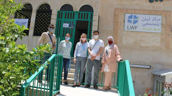 Erik Siegl von der tschechischen Diakonie mit Caroline Tveoy vom LWB und Mitarbeitenden des Weltdienst-Programms in Jordanien vor dem Aman-Gemeindezentrum in Zarqa. Foto: LWB/Jordanien