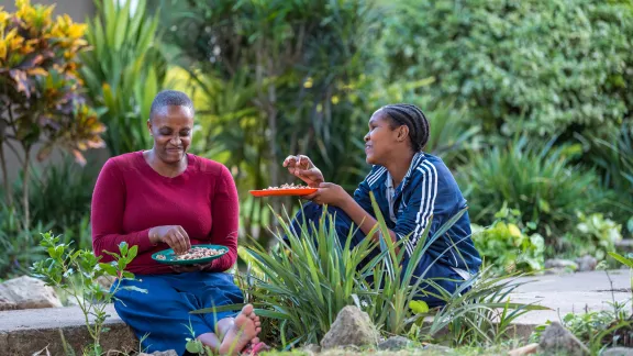 Zwei Freundinnen bei einer gemeinsamen Mahlzeit auf dem Campus der ELKT-Diözese Meru im Usa-River-Rehabilitations- und Ausbildungszentrum für Menschen mit besonderen Bedürfnissen in Arusha, Tansania. Alle Fotos: LWB/Albin Hillert