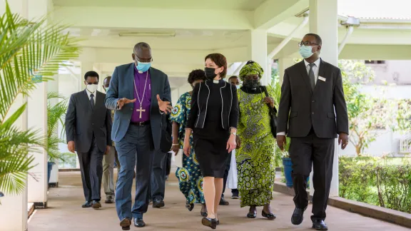 LWB-Generalsekretärin Anne Burghardt besucht das Kilimanjaro Christian Medical Centre. Hier im Gespräch mit dem Leitenden Bischof der ELKT, Fredrick Shoo (links), und dem Direktor des KCMC, Gileard Masenga (rechts). Alle Fotos: LWB/Albin Hillert