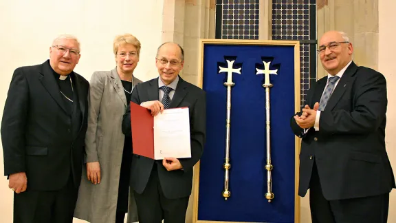 Gratulanten und Ehrendoktor: (v.l.) Der Sekretär des Päpstlichen Rates zur Einheit der Christen, Bischof Brian Farrell, Prof. Dr. Myriam Wijlens von der Universität Erfurt, Prof. Dr. Theodor Dieter mit seiner Auszeichnung und Prof. Dr. Michael Gabel, Dekan der Katholisch-Theologischen Fakultät an der Universität Erfurt. Foto: Uni Erfu