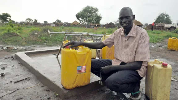 Schulleiter Benjamin Makoor an der Wasserzapfstelle, die der LWB mit finanzieller Unterstützung des US Bureau of Population, Refugees and Migration eingerichtet hat. Foto: LWB/M. Renaux