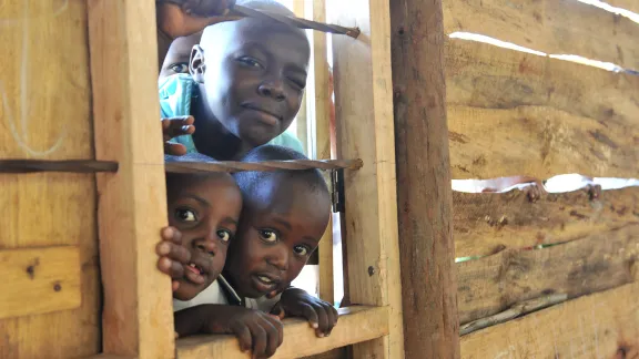 Kinder vor einem Fenster im Katalyeba Early Learning Center in Rwamwanja, Uganda. Das Zentrum nimmt sowohl Kinder aus der Gastgemeinde als auch aus der Flüchtlingssiedlung auf. Foto: LWB/M. Renaux