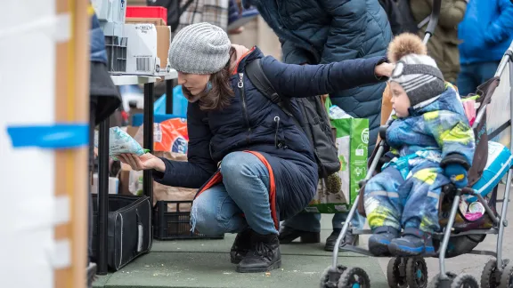 Alona sieht sich die Vorräte an einem der Stände der Hilfsorganisationen am Nyugati-Bahnhof in Budapest an. Sie, ihr eineinhalbjähriger Sohn und ihre Mutter flohen aus Kiew und kamen am 6. März nach einer 26-stündigen Reise in Budapest an. Alle Fotos: LWB/Albin Hillert