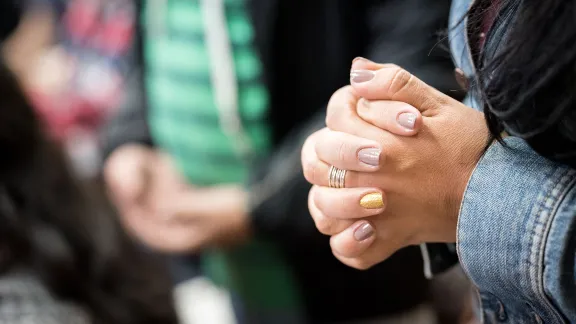 Während des ökumenischen Aschermittwochsgottesdienstes beteten Christinnen und Christen aus aller Welt um für Gerechtigkeit und Frieden in der Ukraine. Foto: LWB/Albin Hillert