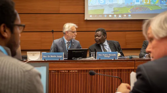 LWB-Generalsekretär Martin Junge und der südsudanesische Minister für Justiz und konstitutionelle Angelegenheiten, Paulino Wanawilla Onango (r.), während einer Nebenveranstaltung des UN-Menschenrechtsrats zur Menschenrechtssituation im Südsudan. Foto: LWB/A. Danielsson