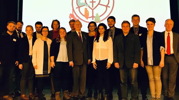 Mitglieder des Präsidiums der Generalsynode mit Jugenddelegierten der Synoden der Gliedkirchen und des Lutherischen Weltbunds und weiteren Gästen. Foto: VELKD