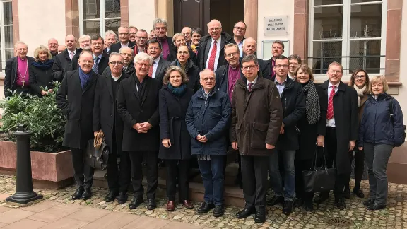 Mitglieder der VELKD-Bischofskonferenz, ökumenische Gäste und Mitarbeitende des Instituts für Ökumenische Forschung Straßburg. Foto: VELKD