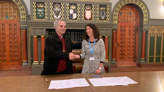 Bishop Ibrahim Azar of ELCJHL and LWF Country representative Sieglinde Weinbrenner shake hands after signing the MOU. Photo: LWF Jerusalem