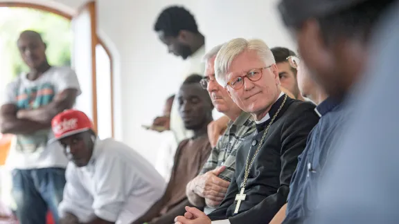 Landesbischof Heinrich Bedford-Strohm im Gespräch mit Flüchtlingen in Cagliari, Sardinien. Foto: epd/Thomas Lohnes