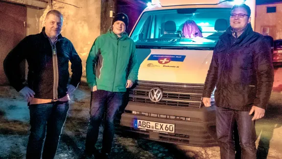 Felix Kalbe (Mitte) bringt als freiwilliger Fahrer medizinische Hilfsgüter nach Lwiw in der Ukraine. Foto: privat