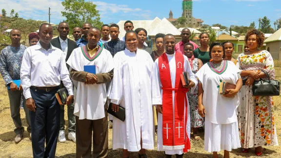 Frank Mexon Mng'ong'o (mit roter Stola), Jugendpfarrer der ELCT bei seiner Ordination im Januar 2020 . Foto: ELCT