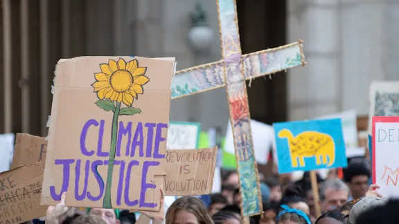 LWB, ACT, ÖRK und andere ökumenische Organisationen nahmen 2019 mit Zehntausenden am Klimastreik in den Straßen von New York teil. „Klimagerechtigkeit jetzt“ war ihre zentrale Forderung. Foto: Simon Chambers/ACT