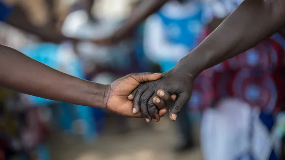 Hände von Flüchtlingsfrauen aus dem Südsudan in der Siedlung Palorinya in Norduganda, die vom der LWB-Weltdienst unterstützt. Foto: LWB/Albin Hillert