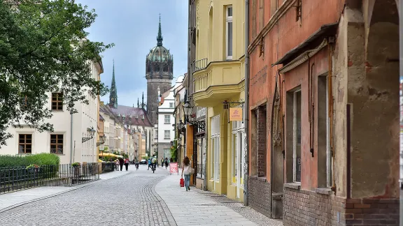 Straße in Wittenberg mit der Schlosskirche im Hintergrund, an dessen Tür Luther seine 95 Thesen angeschlagen haben soll. Foto: LWB/M. Renaux