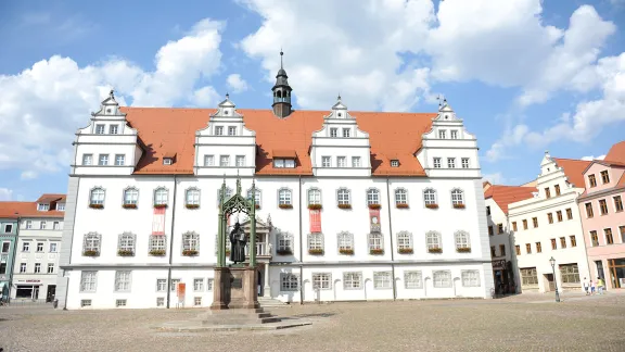 Video lectures used for the current seminar organized by the LWF Center Wittenberg usually begin at one of the familiar places in Lutherâs town. Here is the market place with the statue of Martin Luther. Photo: LWF