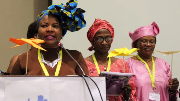 Auf der Konsultationsveranstaltung für Afrika präsentieren Frauen mit dem Symbol der vier Windmühlenflügel die Frauenbotschaft (v.l.n.r.): Faustina Manyangu (Evangelisch-Lutherische Kirche in Tansania), Ratsmitglied Titi Malik (Lutherische Kirche Christi in Nigeria) und Pfarrerin Dr. Jeannette Ada Maina (Evangelisch-Lutherische Kirche Kameruns). Foto: LWB/A. Weyermüller