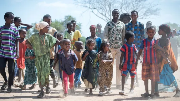 A group of Oromo internally displaced people (IDP) move through the Burka Dare IDP site in Ethiopia. Photo: LWF/ Albin Hillert