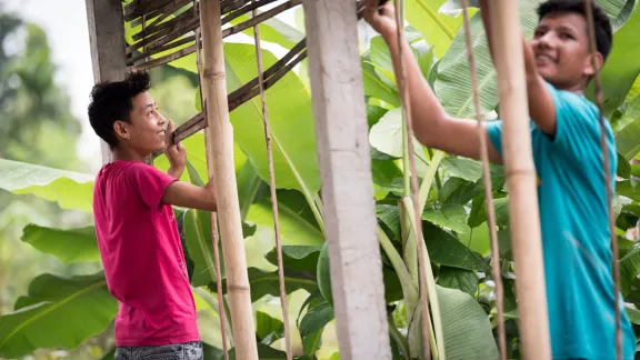 Zwei junge Männer bauen ein Haus im Beldangi Flüchtlingslager im Südosten von Nepal. Foto: LWB/Albin Hillert