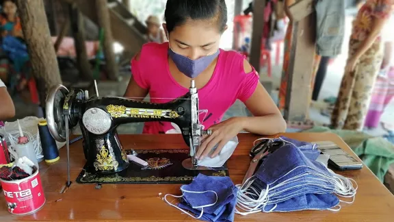 Eine Unternehmerin im Distrikt Sittwe im Bundesstaat Rakhine State in Myanmar näht Mund-Nasen-Bedeckungen aus Stoff. Foto: LWB/Nu Nu Aye