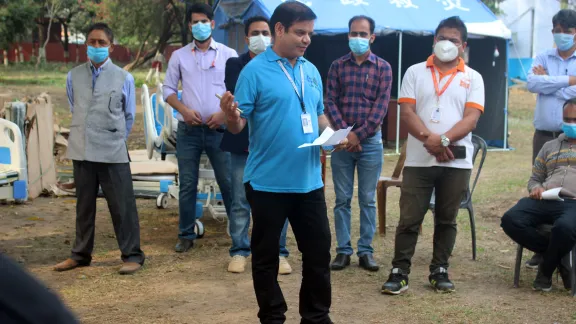 Informationsveranstaltung für die lokale Gemeinschaft über die Reaktion des LWB auf COVID-19 während einer Übergabe von medizinischer Ausrüstung im Krankenhaus in Morang, Nepal. Foto: LWB Nepal