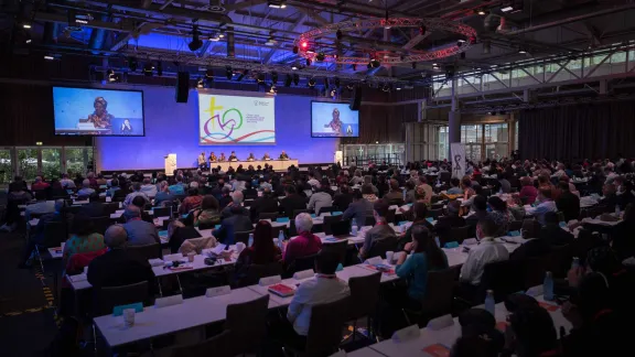 Die Vorsitzende des ÖRK-Zentralausschusses, Dr. Agnes Abuom, spricht auf der Eröffnungsplenarsitzung der 11. Vollversammlung des Ökumenischen Rates der Kirchen, die vom 31. August bis 8. September in Karlsruhe (Deutschland) stattfindet und unter dem Thema "Christi Liebe bewegt die Welt zu Versöhnung und Einheit" steht. Foto: Albin Hillert, ÖRK