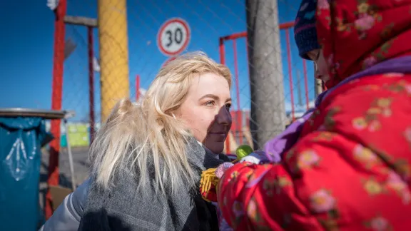 Volunteer Nicol Bandurcinova greets a little girl