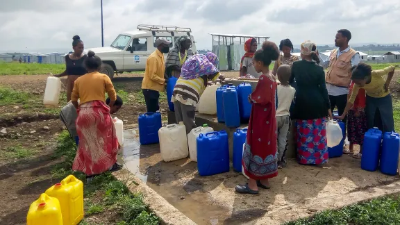 Binnenvertriebene holen Wasser an einer Pumpe im Seba Kare IDP-Lager bei Mekelle. Der LWB hat in dem Lager, das zuvor durch Wassertransporte mit Wasser versorgt wurde, ein Pumpsystem eingerichtet. Foto: LWB/T. Debessu