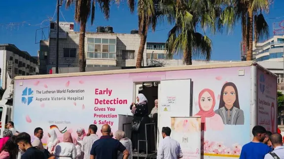 Die mobile Mammographie-Screening-Einheit, der “Pink Bus”, im Dorf Singel in Ramallah am 3. Oktober 2022. Der Bus bietet Frauen in Palästina und im Westjordanland kostenlose Vorsorgeuntersuchungen an. Foto: AVH