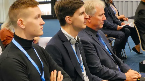 Bischof Pavlo Shvarts von der Deutschen Evangelisch-Lutherischen Kirche in der Ukraine spricht zu den Teilnehmenden an der Kirchenleitenden-Konsultation für Mittel- und Osteuropa in Bratislava über den Krieg in seinem Land. Foto: LWB/P. Hitchen