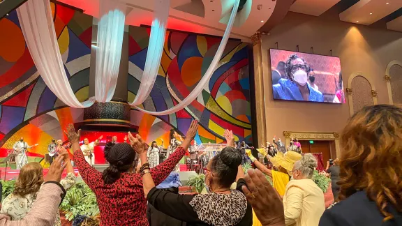 Teilnehmende der Internationalen Lutherisch-Pfingstkirchlichen Dialogkommission besuchen den Sonntagsgottesdienst in der Kathedrale der Church of God in Christ in West Angeles. Foto: LWB/D. Lange