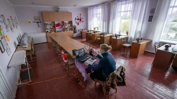 Die Lehrerin Natalia Koval leitet eine Online-Handarbeitsklasse an der Vasilchenko-Schule in Itschnja im Oblast Tschernihiw in der Ukraine. Die Schule wird zurzeit nicht von der Schülerschaft besucht. Bis es in den Schulgebäuden sichere Luftschutzräume gibt, erfolgt der Unterricht im Online-Format. Foto: LWB/Albin Hillert