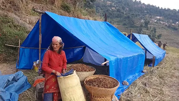 Eine Frau mit ihrem behelfsmäßigen Zelt in Purbichouki. Foto: Bhakta Raj Upadhyay/ USSBM Doti