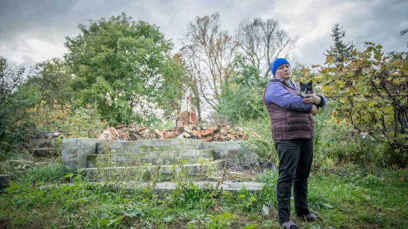 Olena Vedmid und ihr fünfjähriger Kater Murchik besuchen das ehemalige Haus ihrer Familie im Dorf Bilmachivka. Foto: LWB/Albin Hillert