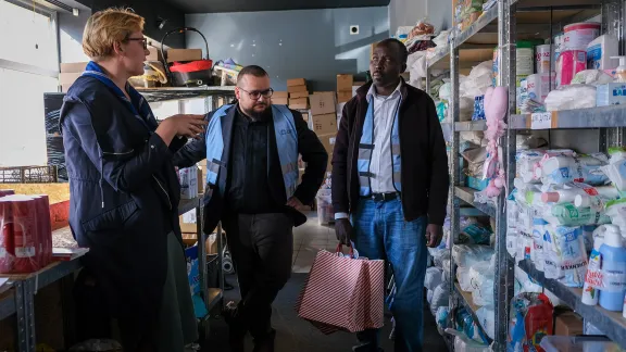 Izabela Kucmin-Bemelmans (Polnischer Pfadfinderverband und Internationaler Bund Polska), Łukasz Ostruszka (Evangelisch-Augsburgische Gemeinde) und Julius Kibet (LWB-Stiftung in Polen) im Ausgabezentrum in der Daszyńskiego Straße 16, Krakau. Foto: LWB/L. Gillabert 