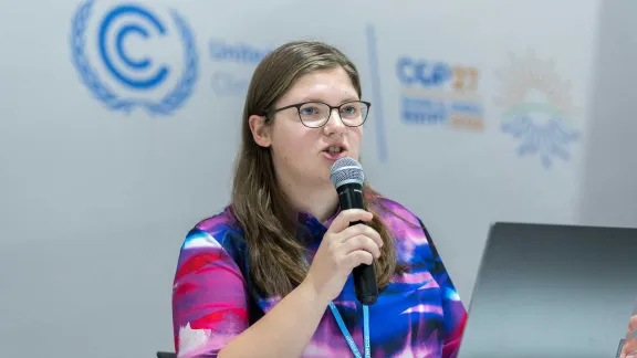 Michelle Schwarz von der Evangelisch-Lutherischen Landeskirche Sachsens (Deutschland) ist LWB-Delegierte bei der COP27. Hier spricht sie auf einem interreligiösen Jugendpanel während einer Nebenveranstaltung der UN-Klimakonferenz. LWB/Albin Hillert