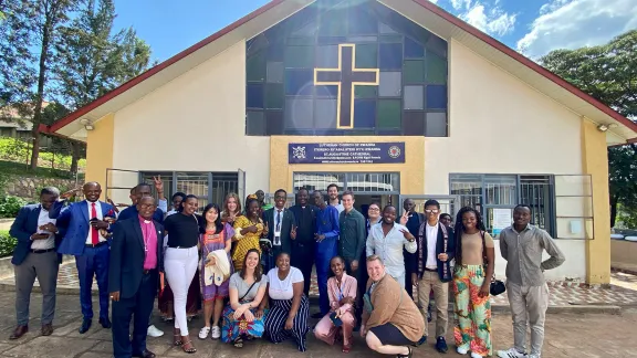 Die Teilnehmenden am vierten internationalen Schulungsworkshop für Friedensbotschafterinnen und -botschafter versammeln sich nach dem Sonntagsgottesdienst vor der lutherischen Kirche von Ruanda in der Pfarrgemeinde Kigali.  Foto: LWB/S. Sullivan