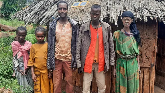 Die Familie Muhamed vor ihrer Hütte: (v.l.) Shabu Muhamed 13, Yasmin Muhamed 10, Mudeser Muhamed 16, Ukasha Muhamed 18, und Rukiya Mohamed 55. Foto: LWB/S. Gebreyes 