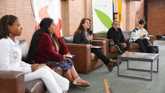 Mesa redonda sobre el proceso de paz en Colombia con (desde la izquierda) Nidiria Ruiz Medina, Blanca Ligia Bailarín, Laura Chacón, Luz Mary Cartagena Ceballos y Montserrat Solano Carboni. Foto: FLM/Eugenio Albrecht