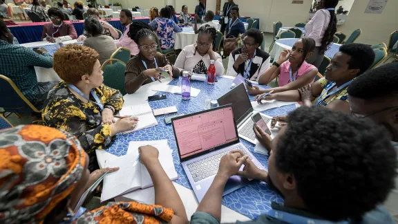 Cynthia Mimagu Harases von der Evangelisch-Lutherischen Kirche in der Republik Namibia beteiligt sich an der Gruppenarbeit bei der Afrika-Vorversammlung