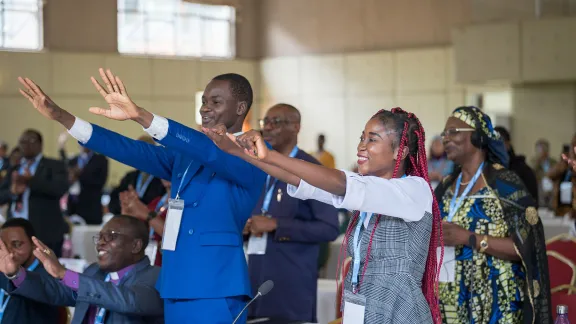 Teilnehmende tanzen und singen während des Gottesdienstes bei der Afrika-Vorversammlung