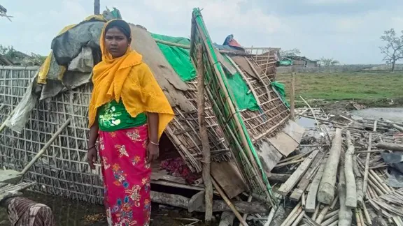 Daw Raw Bi Tu vor ihrem zerstörten Haus in der Nähe von Sittwe, Myanmar