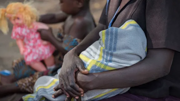 Eine Frau mit ihren Kindern im Iboa-Gesundheitszentrum im Obongi-Distrikt in Norduganda, wo der LWB und Medical Teams International mangelernährte geflüchtete Kinder und ihre Mütter unterstützen