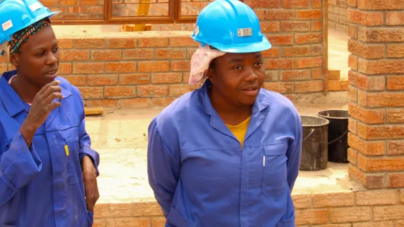 Nomathemba Sibanda (right) flanked by her assistant, shares her story with the visiting SOH team on an exchange visit to Zimbabwe. Photo: LWF/Monmo Dahiru Moodi