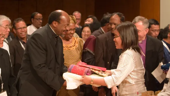 Auf der Elften Vollversammlung in Stuttgart, Deutschland, erhält Ishmael Noko zum Abschluss seiner Amtszeit Ehrungen aus der ganzen weltweiten Kirchengemeinschaft.