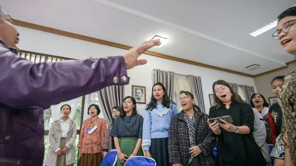 Chormitglieder singen während der Morgenandacht in der Kapelle der HKBP-Zentrale in Tarutung