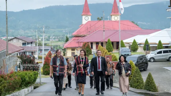 LWB-Generalsekretärin Anne Burghardt wird von Vertreterinnen und Vertretern von LWB-Mitgliedskirchen in Indonesien in der Christlichen Batak-Gemeinschaftskirche (GPKB) in Tarutung begrüßt