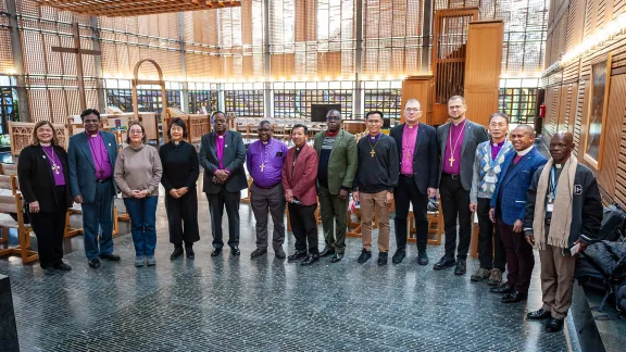 Die 14 Bischöfinnen und Bischöfe und Präsidenten und Präsidentinnen von LWB-Mitgliedskirchen, die an der Klausurtagung neu gewählter Kirchenleitender teilgenommen haben, versammeln sich in der Kapelle des Ökumenischen Zentrums in Genf