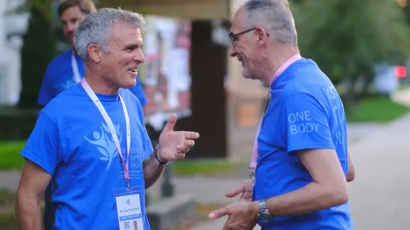 Josef Pfattner (links) und Paolo Ferraris (rechts), LWB-Teamleiter in Polen, bei der LWB-Vollversammlung in Krakau