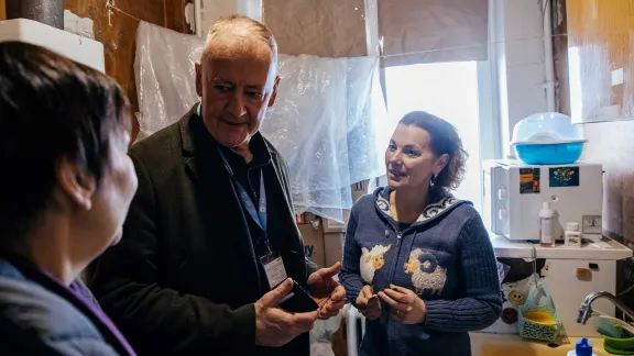 LWF country representative Mark Mullan talks to inhabitants of Saltivka, Kharkiv, whose apartments are being rehabilitated by LWF. Photo: LWF/ Anatoliy Nazarenko