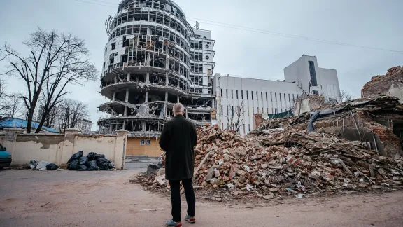 LWF team leader Mark Mullan visits a residental area which has largely been destroyed by missile strikes in Kharkiv. Photo: LWF/ Anatolyi Nazarenko